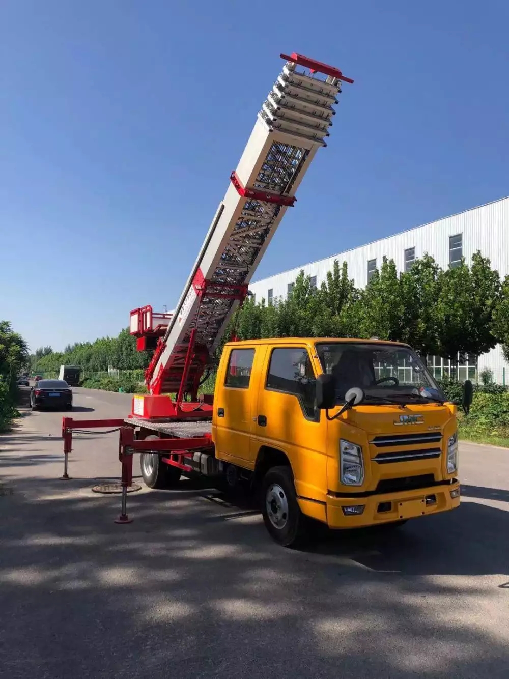 虎门镇附近的云梯车出租服务：轻松解决高空作业需求